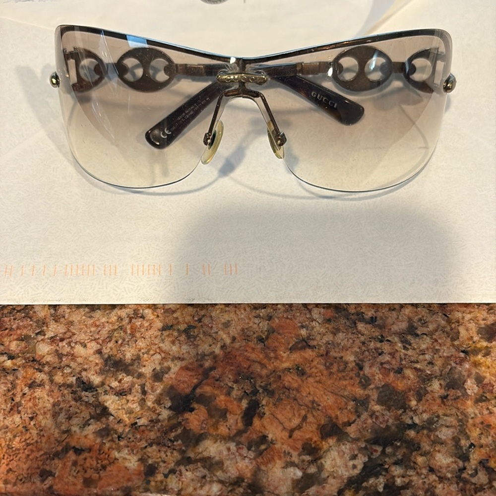 Light brown women’s sunglasses